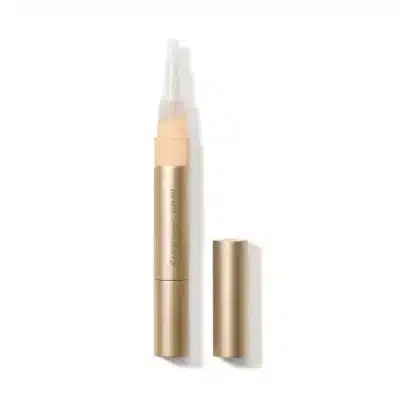 Active Light® Under Eye Concealer - A nourishing antioxidant formula that helps to reduce under-eye puffiness as it conceals and brightens dark shadows. Features and Benefits Finish: Luminous Skin Type: All Coverage: Light Application Tool: Blend using the Camouflage Brush. An under-eye concealer and facial highlighter that refracts light for a soft-focus finish. Provides sheer to medium coverage for under-eye shadows. Conceals while it brightens. Very little product is needed for complete coverage. Apply to the whole under-eye area and even around the nose, lips or any area that needs highlighting. The brush is designed to fit easily into the recess between the nose and the inner corner of the eye.
