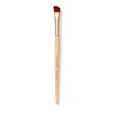A flat brush with a tapered contour for working in the crease. Features and Benefits A short, medium-density brush with a softly slanted tip. Luxuriously soft. Use to apply eye shadow accent colour. Vegan.